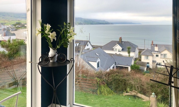 Ballygally House | 3 Bed Cottage - Sleeps 6 - Pets - Garden - Parking