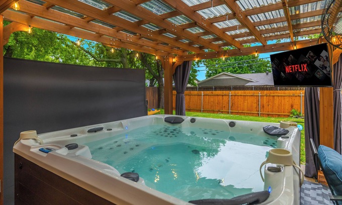 Richardson House | 3-Bed Haven - 6 pple Hot tub, King bed, Pool & ping pong table, Grill, Fire pit