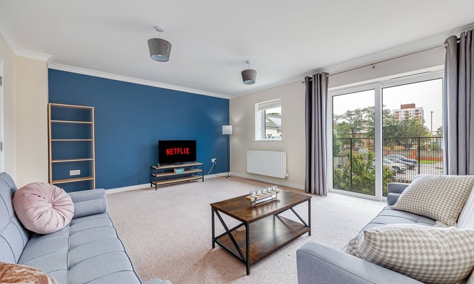 Bedford House | 3 Bed Home | Business | Leisure | Free Parking