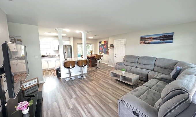 Lake Magdalene House | 3-bed home near BuschGarden, USF, RJ Stadium, Zoo, Aquarium, beach, trails