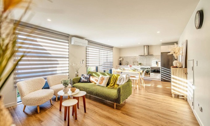 Riccarton House | 3 bed home with pool table near Westfield Mall