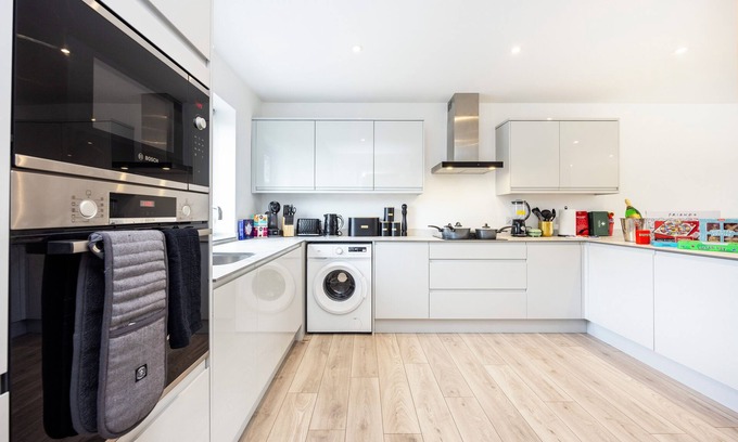 Sittingbourne House | 3 Bed House | Kent | Sleeps 7 | Contractors | Leisure Stays