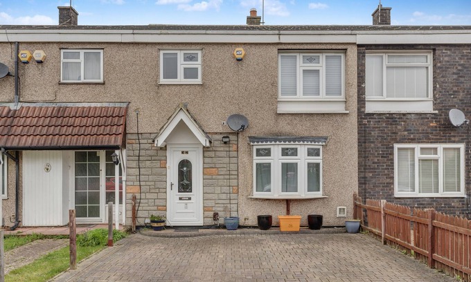 Basildon House | 3-Bed House, Sleeps 6, Free Parking,Wifi