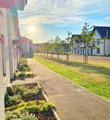 Longcroft House | 3 bed house with parking near airport