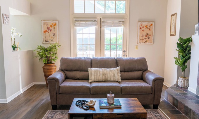 Cary House | 3 Bed, Jaccuzzi, Kids Essentials, Walk to Restaurant, Keurig, Grill,Ofiice,Crib,