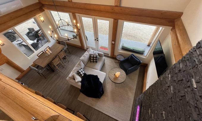 Central Okanagan Cabin | 3 Bed Luxury Chalet on the Lake w/Hot-tub - Kelowna