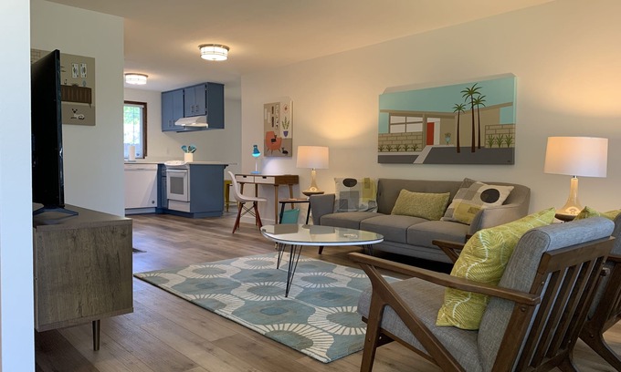 Alvadore House | 3-Bed Mid-Century Mod Home - 14 Min. to Autzen & 5 Min to Airport