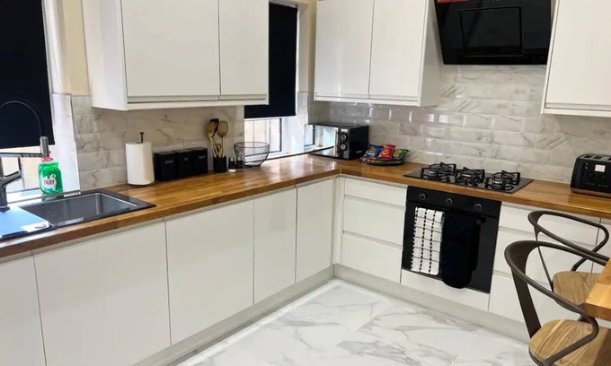 Polmadie House | 3 Bed - Sleeps 7 - Free Parking - Central Location
