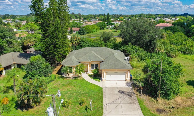 Warm Mineral Springs House | 3-bed vacation home 18 min. from Manasota Beach & 5 min to Warm Mineral Springs