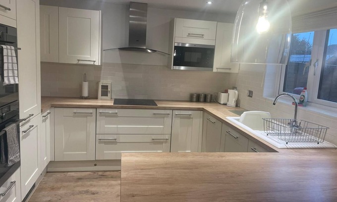 Hove House | 3 bedrm house/free parking/garden/15 walk 2 beach