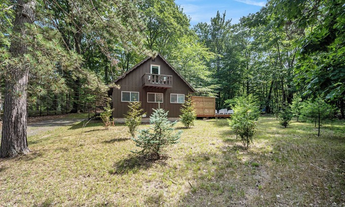 Ludington Ski Chalet | 3 Bedroom, 1.5 Bath Chalet minutes from Hamlin Lake. Sleeps 8