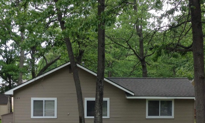 Prudenville Cottage | 3 Bedroom/1 Bath Houghton Lake Getaway