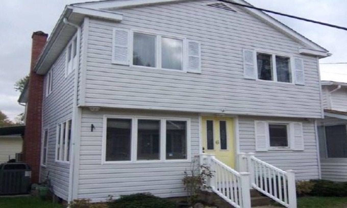 Ashtabula House | 3 Bedroom 2 Bath Cottage Lake Erie View near Geneva-on-the-Lake and Ashtabula