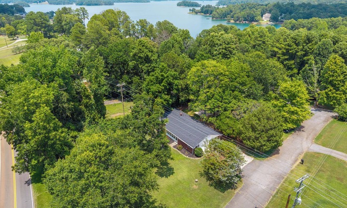 Seneca House | 3-bedroom 2 bath home located minutes from Keowee Mariana, shopping and Clemson