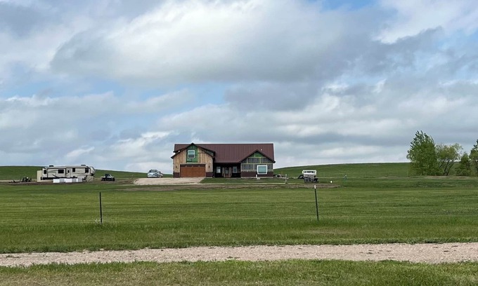 Box Elder House | 3-bedroom 2-bath house with WiFi, AC, 5-TV’S, panoramic views of the Black Hills