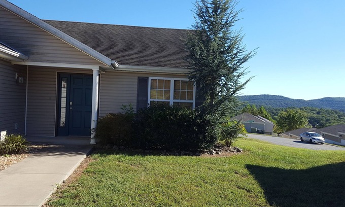 Branson House | 3 bedroom, 2 bath house. Sleeps 6. Close to 76 Hwy strip
