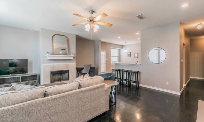 Roanoke House | 3 Bedroom 2 Bath Professionally Hosted
