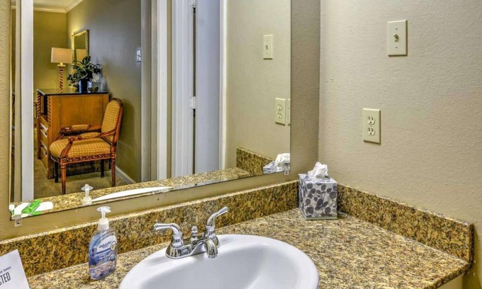Shenandoah House | 3 Bedroom 2 Bathroom Comfortable Furnished Home 4585 SouthPark Dr.