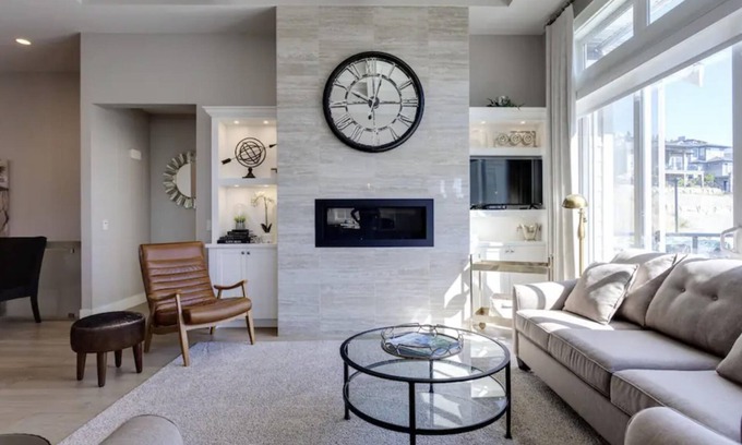Central Okanagan House | 3 Bedroom 3 bath Luxury Home with hot tub- Perfect for Families & Groups of 8
