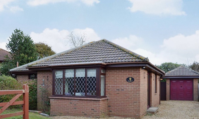 Totland Bay Cottage | 3 bedroom accommodation in Totland, near Freshwater