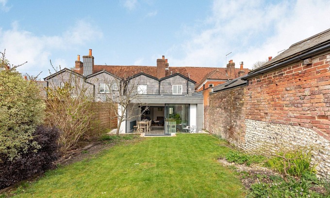 Twyford Cabin | 3 bedroom accommodation in Twyford