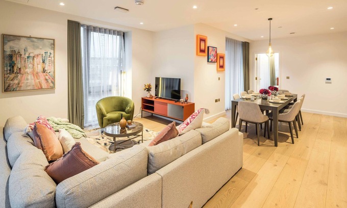 St. Pancras and Somers Town Apartment | 3-bedroom apartment in delightful London with WiFi, fitness room, AC