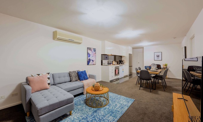 Southbank Apartment | 3-Bedroom Apartment near Crown Casino & Eureka Tower w/Parking, Gym, & Pool