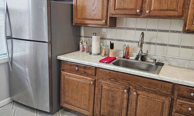 Greenville Apartment | 3-bedroom apartment in serene Jersey City with WiFi, AC