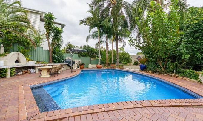 Ashgrove Apartment | 3 bedroom apartment with amazing pool close to city, mountains and amenities