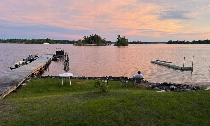 Kenora Cottage | 3 Bedroom Beachfront Cottage on Lake of the Woods