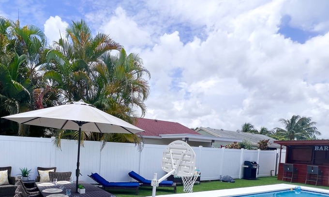 Whisper Walk House | 3 bedroom Boca Raton home with heated pool and bar