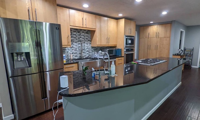 Marietta House | 3 Bedroom Bungalow - Large TV's - Patio - Sleeps 8