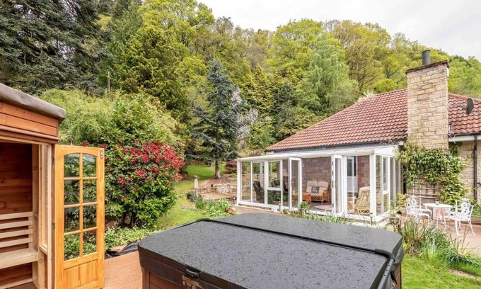 St Fillans House | 3 bedroom bungalow with htub & private loch access