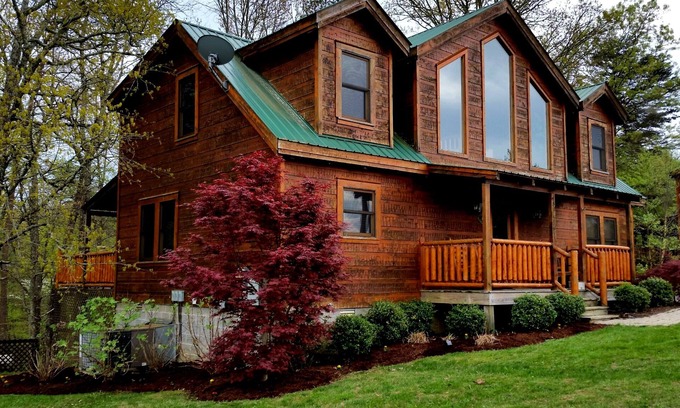 Spencer Cabin | 3 BEDROOM CABIN IN GATED COMMUNITY CLOSE TO FALL CREEK FALLS STATE PARK!