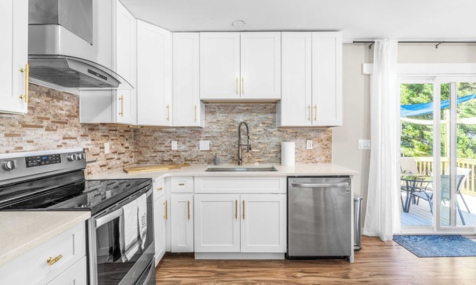 Northeast Raleigh House | 3-bedroom Canary Cottage: King Master - 10 Min from Dtownn