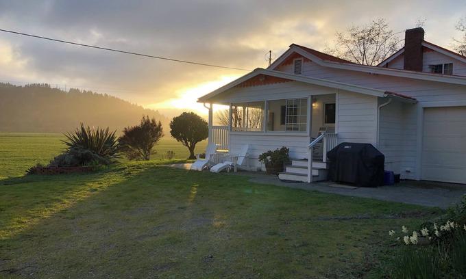 Orick House | 🌲3-Bedroom Coastal Farmhouse, BBQ, Games, Bikes - modern touch meets farmhouse decor 🏡🐄