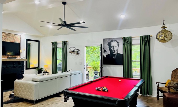 Rossville Cottage | 3-bedroom cottage 6.4 miles to Downtown Chatt hot tub pool table fire sleeps 6