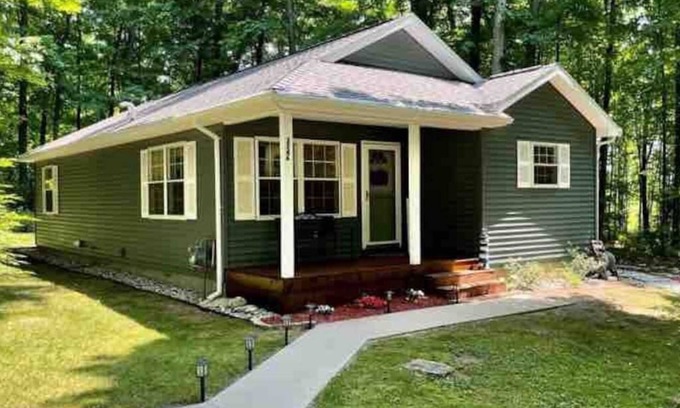 Northeast Michigan Cottage | 3- Bedroom cottage near Pleasant Lake in Cadillac