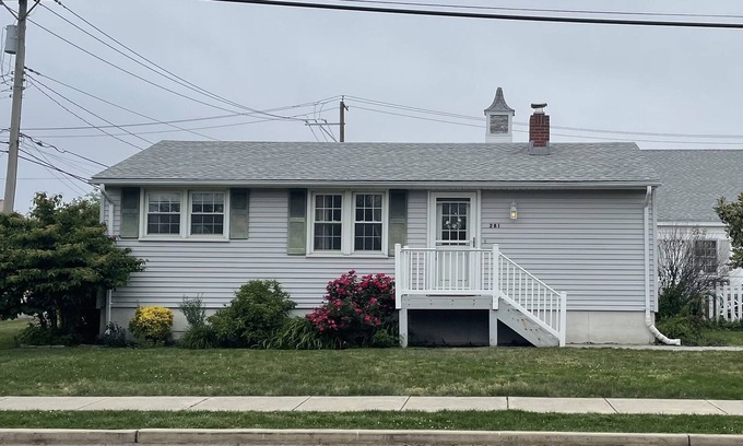 Ship Bottom House | 3 bedroom Cottage w/Tiki Bar, great location in Ship Bottom