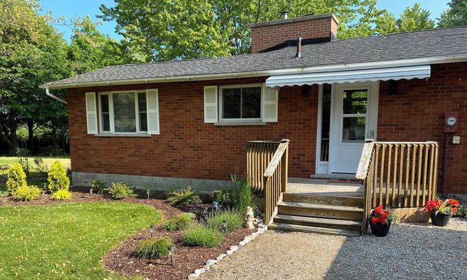 Bluewater Cottage | 3 Bedroom Cozy Campfire Retreat between Bayfield and Grand Bend