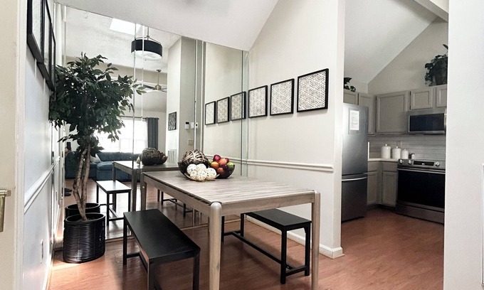 Madison House | 3-bedroom Cozy Flat with 1st fl Master & bath in wonderful Madison.