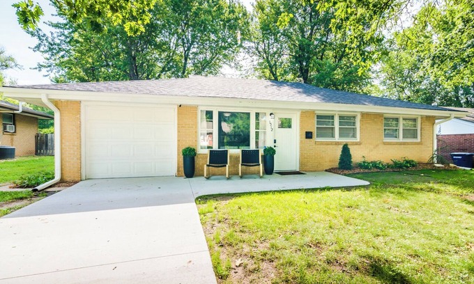 Manhattan House | 3 bedroom cozy house located footsteps away from KSU’s sporting events!