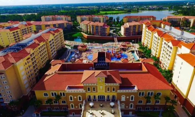 West Kissimmee Apartment | 3-bedroom Deluxe Condo at luxury resort with waterpark near theme parks