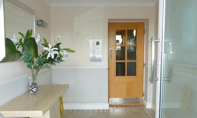 London Borough of Hounslow Apartment | 3 bedroom exclusive apartment
