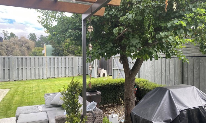 Lowburn House | 3 bedroom family home, located in old Cromwell just 200 metres from the lake.