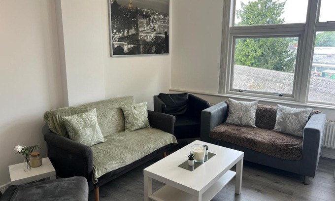 Wellingborough Apartment | 3 Bedroom Flat in Town Centre
