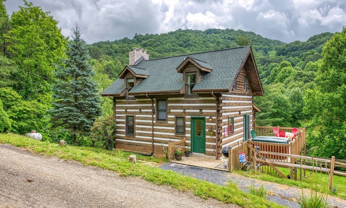 Maple Springs House | 3 Bedroom Historic Cabin with Elegant Views, Pond, Hot Tub & Paved Access