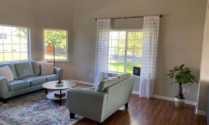 Cascade Valley House | 3-Bedroom Home in Peaceful Community with Lake Access