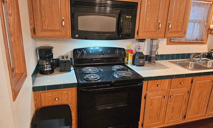 Los Fresnos House | 3-bedroom home, near SPI and SpaceX with Wi-Fi, full kitchen, washer/dryer