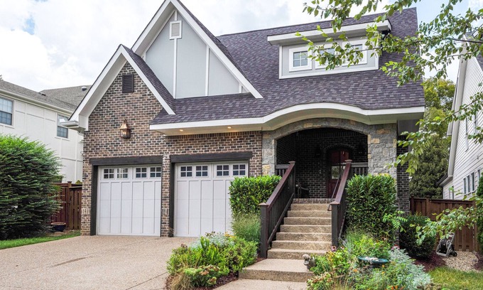 Green Hills House | 3 Bedroom Home with 2 Full Baths, Perfectly Situated in a Great Neighborhood!
